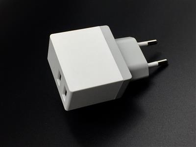 [TRAVUTC08W] ALIMENTATORE CARICABATTERIE BIANCO 2,4A CON 2 PORTE USB ONLYTOP